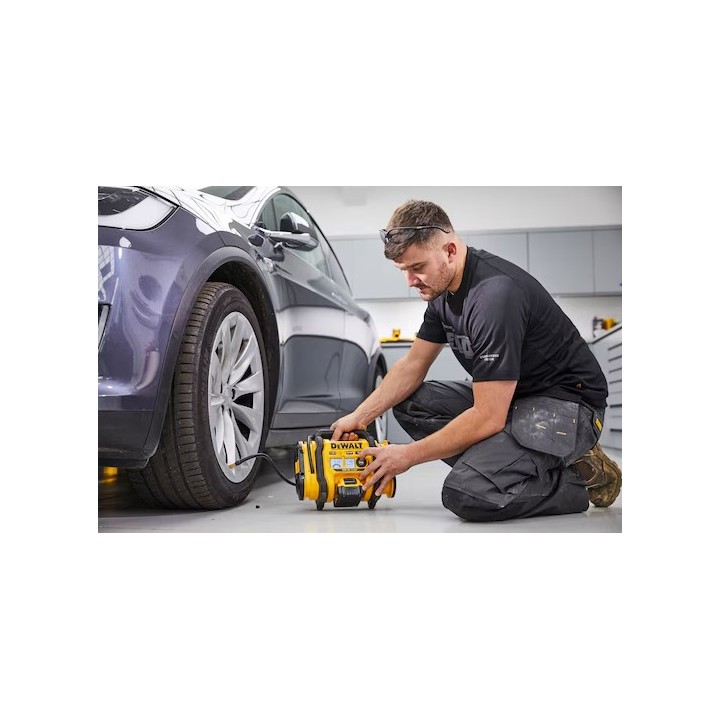 DEWALT DCC018N-XJ poids 2,3 kg poignée ergonomique
