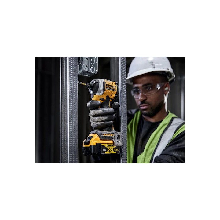 DEWALT DCF850NT-XJ in uso per avvitatura