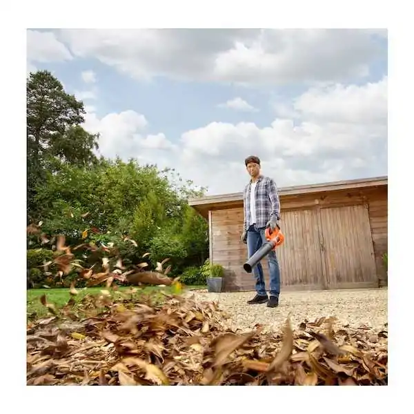 Souffleur axial Black+Decker 18 V au lithium-ion (unité sans batterie ni chargeur) Souffleur axial Black+Decker 18 V au lithium-ion (unité sans batterie ni chargeur)