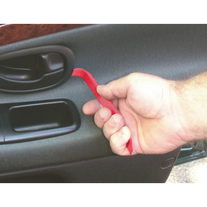 Outils USAG 426 B/S5 utilisés sur un panneau de porte pour démontage sans dommage