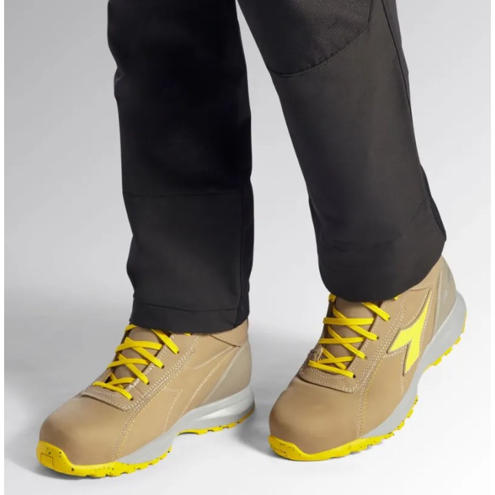 Dettaglio puntale in alluminio e tomaia in pelle nubuck GLOVE MDS MID