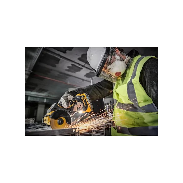 DEWALT DCS438N-XJ utilisée pour coupes en espace restreint
