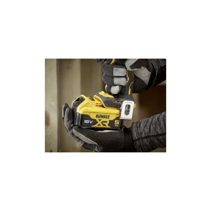 Perceuse 18 V DEWALT DCD794NT-XJ en usage avec foret
