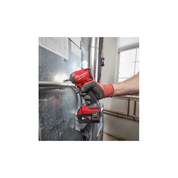Avvitatore M18 FUEL ¼" Milwaukee con gancio cintura e porta inserti, vista ravvicinata