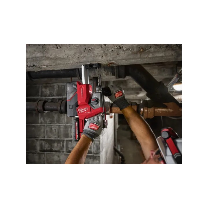 Perceuse MILWAUKEE M18 FUEL en action sur surface en béton