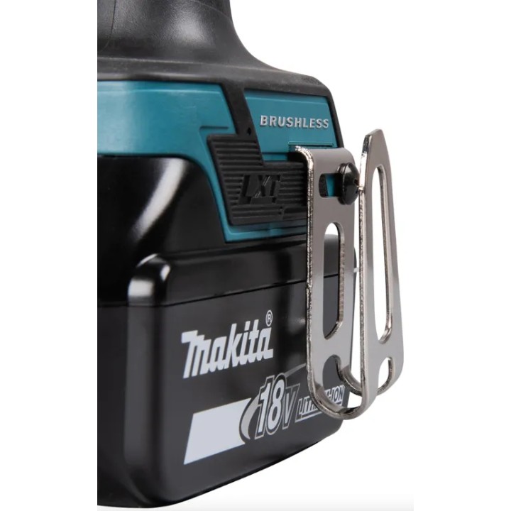 Makita DHP489RTJ in uso su superficie di legno con punta a coclea