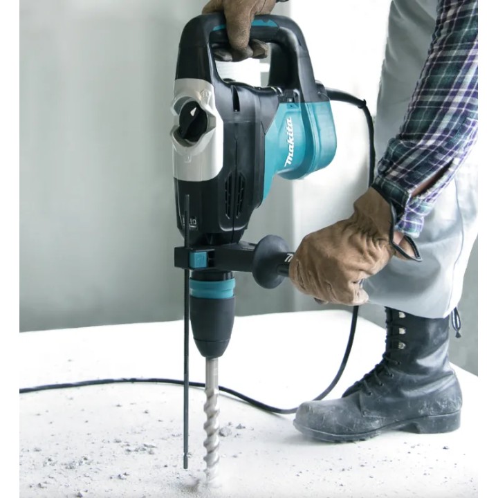 Primissimo piano della testa SDS‑Max del martello rotativo MAKITA HR4003C