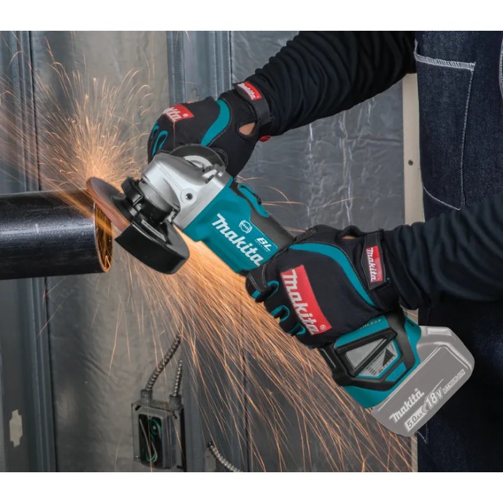 Meuleuse d'angle Makita DGA513RTJ avec batterie insérée vue arrière