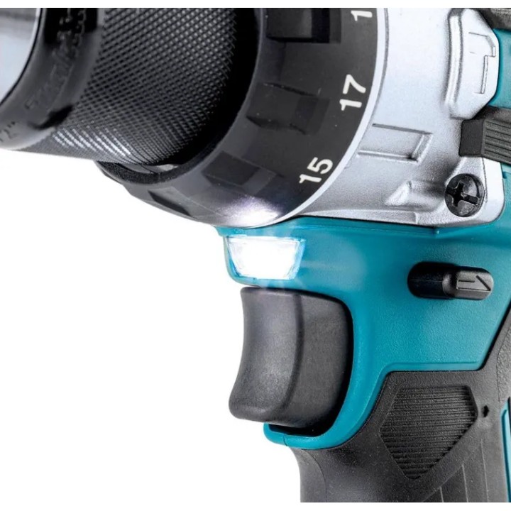 Due batterie Makita BL1850B 5,0 Ah disposte accanto al caricabatterie DC18RC