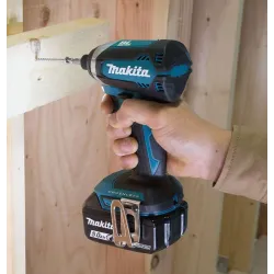 Kit combiné Makita : perceuse, tournevis, 2 batteries 5,0 Ah et chargeur