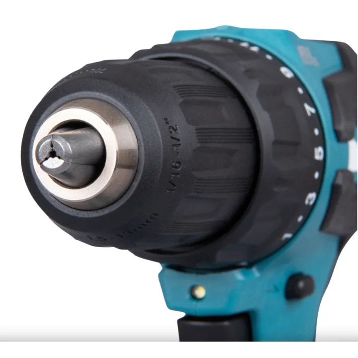 Makita DHP490RTJ en usage sur bois montrant le perçage