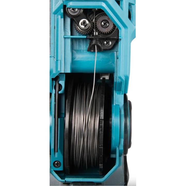 Makita DTR180ZJ in uso su ferri d'armatura in cantiere