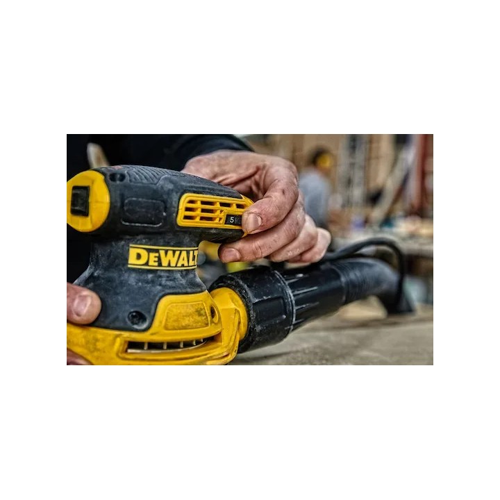 DEWALT DWE6423-QS vista dell'utensile con carta abrasiva montata