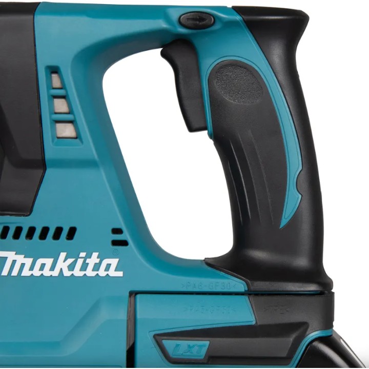 Perceuse Makita DHR243RTJ en utilisation sur matériau de construction