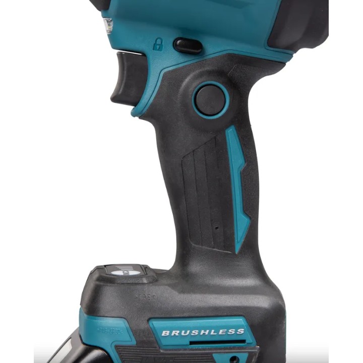 Souffleur Makita DAS180Z tenu en pistolet en démonstration