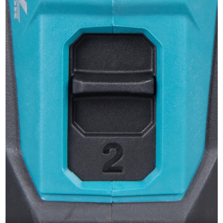 Makita DHP490RFX3 en action de vissage sur structure métallique