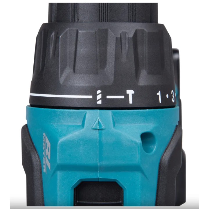 Makita DHP490RFX3 utilisée sur panneau en bois pour perçage 38 mm